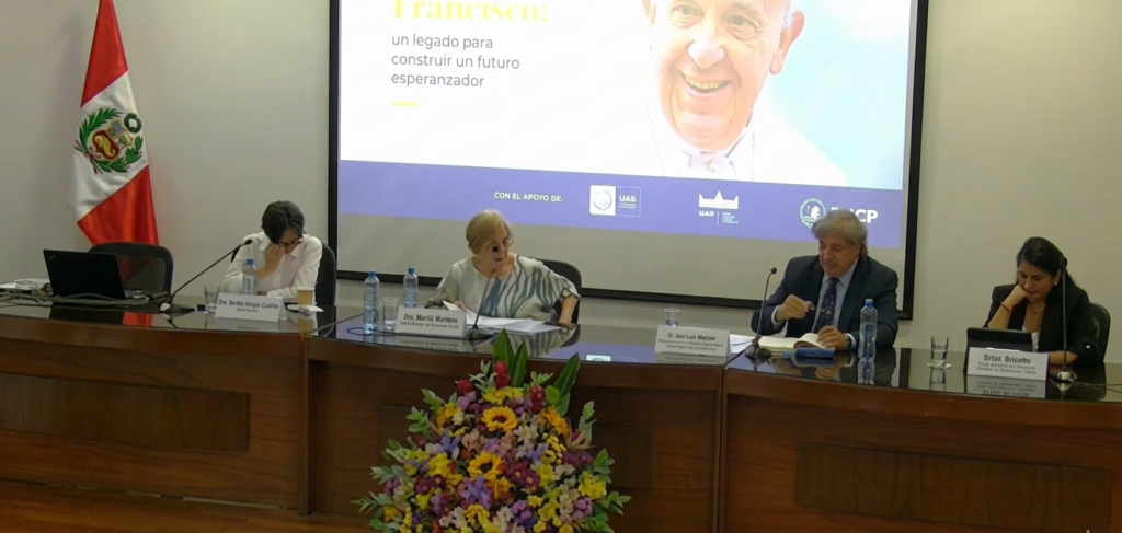 Panel del seminario en la PUCP